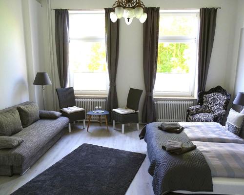 1 queen bed, 2 sofa beds