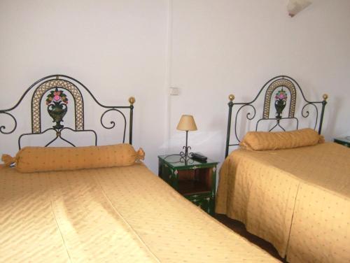 2 twin beds