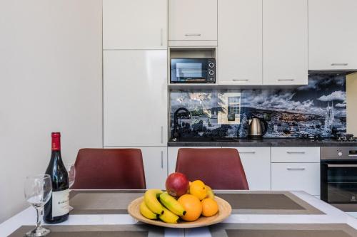 Modern 2BDR Apartment in Old Town- BEST LOCATION - image 3