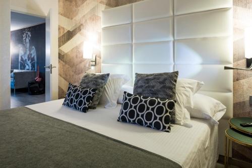 Ibiza Corso Hotel - Tap to explore photos