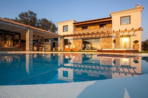  Kastania Villa Sleeps 6 Pool Air Con WiFi in Kastanéa