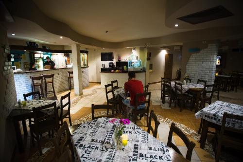 Restaurace, Pokoje gościnne 30stka (Pokoje goscinne 30stka) in Leczna