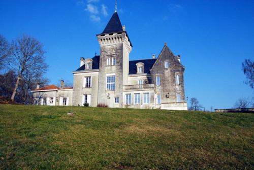 Saint-Avit-Senieur Chateau Sleeps 8 Pool Air Con gîte à louer Les Essards
