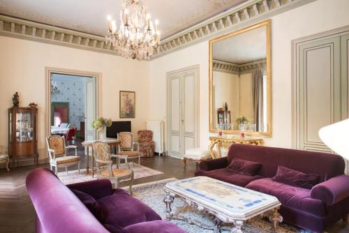Levernois Chateau Sleeps 20 Pool Air Con WiFi gîte à louer Beaune