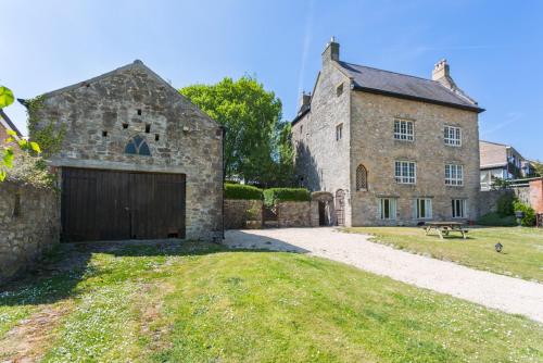Caldicot Chateau Sleeps 16 Wifi, Caldicot, South Wales