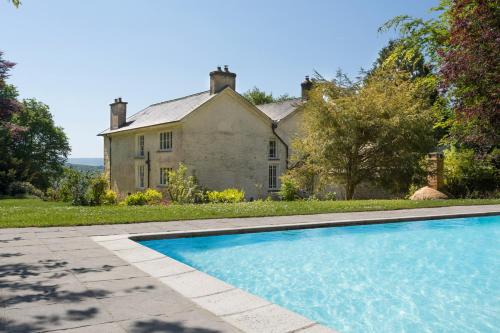 Llangeitho Chateau Sleeps 14 Pool Wifi, Tregaron, Mid Wales