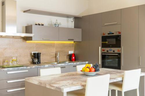  Kavalleraina Villa Sleeps 6 Pool Air Con WiFi in Kavalléraina