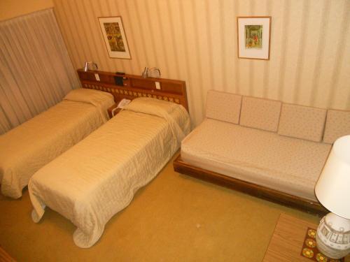 4 twin beds
