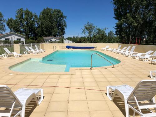 Swimming pool, LES GITES DE MONTMARTRE in Le Perrier