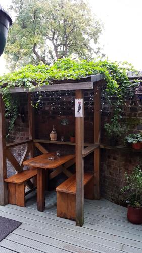 Embassie Backpackers near Williamson Tunnels - Friends of Williamson's Tunnels