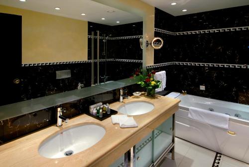Vice-Presidential Suite image 6