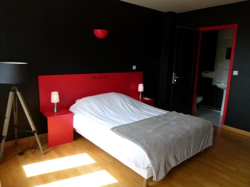 1 double bed, 1 twin bed