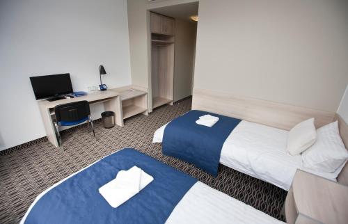 Double or Twin Room image 8