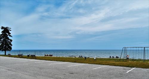 Days Inn & Suites by Wyndham St. Ignace Lakefront - image 2