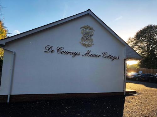 De Courceys Manor Suites & Cottages