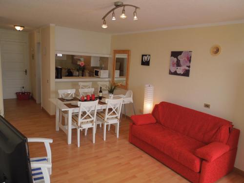 Apartment Vistasol, beach front with heated pool in Parque Santiago 2, wifi