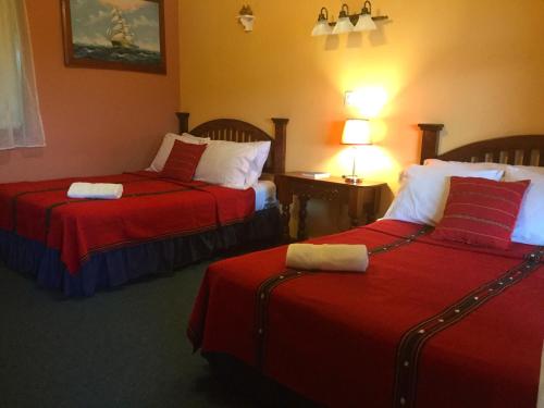 2 queen beds