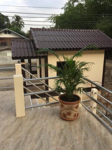 SUNRAY Guesthouse สุนันท์บ้านพักริมคลอง in Uthai Thani