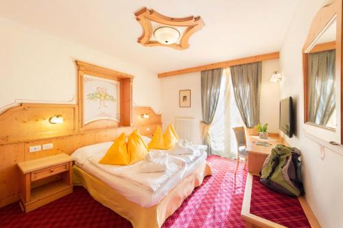 Alpotel Dolomiten Room Type - Standard Double with Mountain View Alpotel Dolomiten Room Type - Standard Double with Mountain View