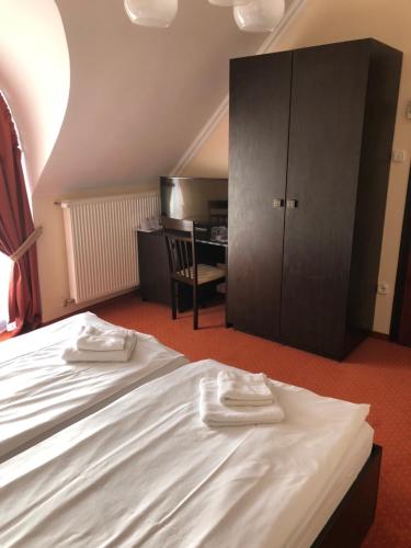 Double or Twin Room with Balcony image 2