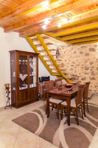  Cozy Stone House Hellen in Krousón