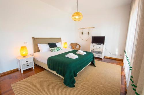 1 double bed, 2 twin beds