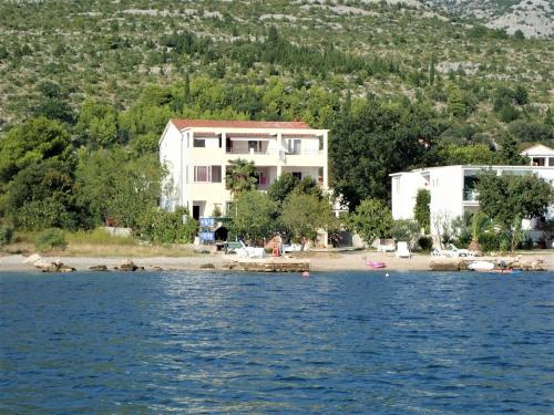  Apartments Maestral- on the beach, Pension in Seline