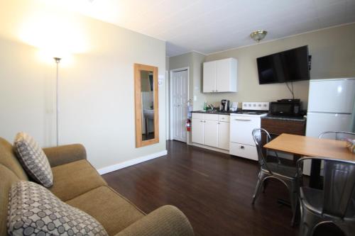 Harrison Spa Motel Room Type - One-Bedroom Queen Suite with Sofa Bed