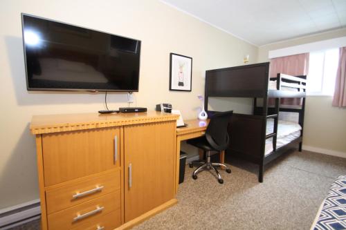 Harrison Spa Motel Room Type - Standard Room with One Queen Bed and Bunk Bed