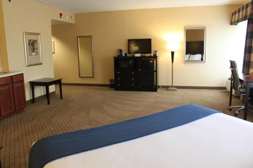 Holiday Inn Express Lewisburg - New Columbia, an IHG Hotel