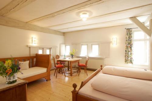 1 double bed, 1 twin bed