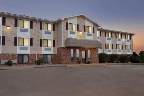 Travelodge by Wyndham Jefferson City - image 2