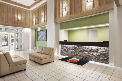 Super 8 by Wyndham Cherokee - Hotel