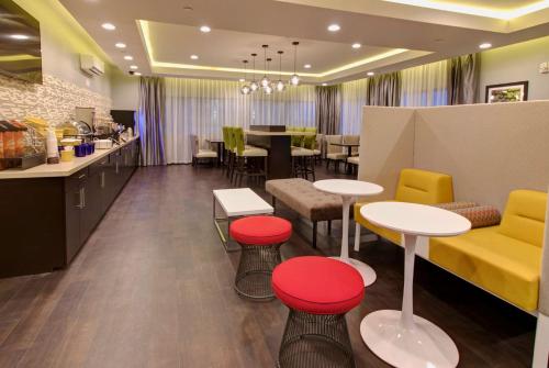 Days Inn & Suites by Wyndham Port Arthur - image 3