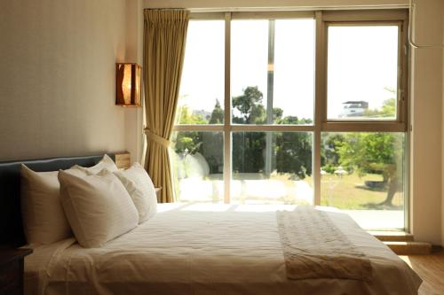 Superior Double or Twin Room with Garden View image 10