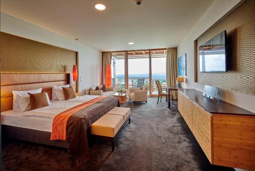 Junior Suite with Lake View