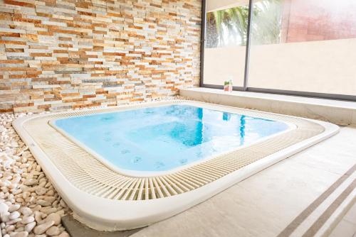 Karstais baseins, Hotel dos Zimbros in Alfarim