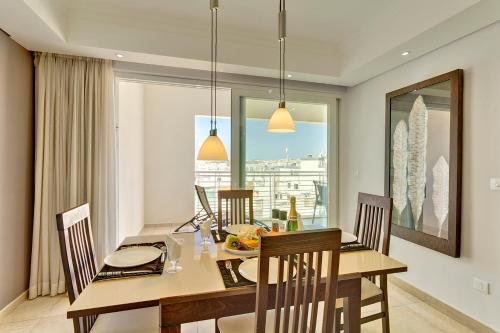 Luxury Apartment inc Pool & Views - image 3