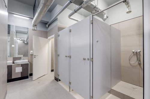 샤워실, 캅술라 호스텔 바르샤바 (Kapsula Hostel Warszawa) in 바르샤바