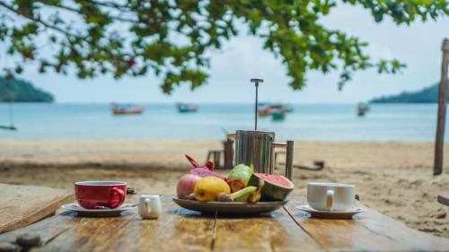 Makanan dan Minuman, Lost and Found in Koh Rong Sanloem