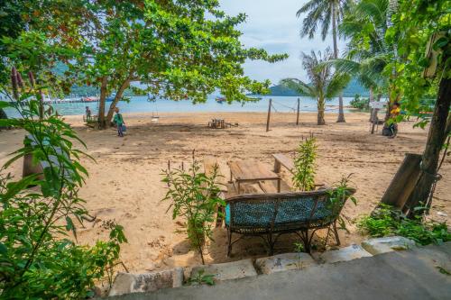 Pub/Lounge, Lost and Found in Koh Rong Sanloem