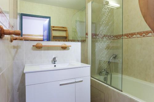 浴室, Vacancéole - Résidence Plein Sud (Vacanceole - Residence Plein Sud) in 萊斯德塞夫勒阿爾卑斯