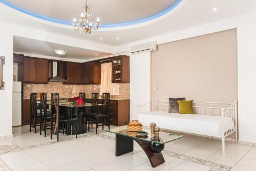 Kitchen, Yiannis Manos Hotel Resort in Malia
