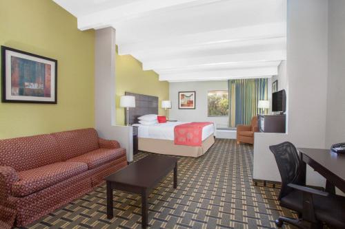 Ramada by Wyndham Davenport Orlando South