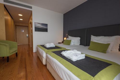 2 twin beds