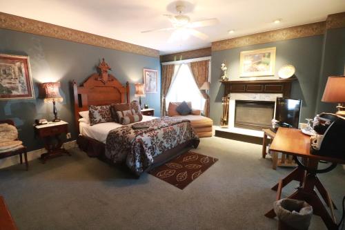 Deluxe Queen Suite