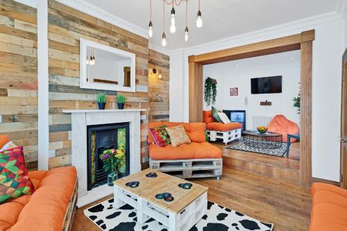 Kemptown's BIG House - 20 metres from Seafront - Superfast Wifi - Group Accommodation