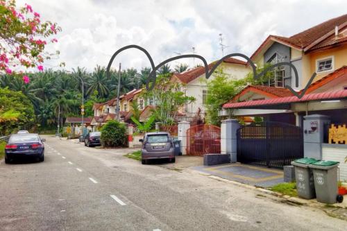 Exterior view, SKUDAI NEAR UTM JPO 4BR 3BA 5AC FREE WIFI TVBOX near Warung Roundabout Kangkar Pulai