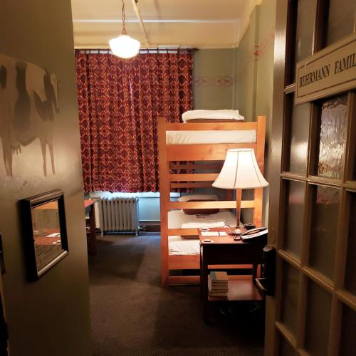 2 bunk beds
