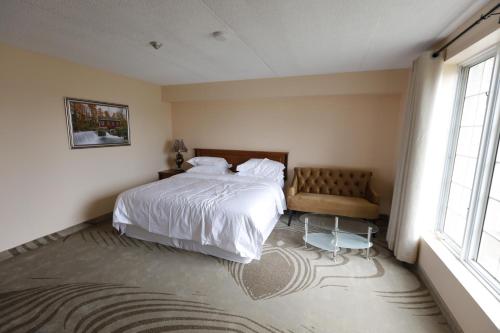 Fullerton Manor Inn Located in Lundys Lane, Fullerton Manor Inn is a perfect starting point from which to explore Niagara Falls (ON). The property has everything you need for a comfortable stay. Daily housekeeping, whee